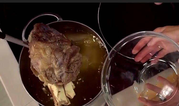 Din bulionul finit obținem o pungă cu rădăcini și carne.