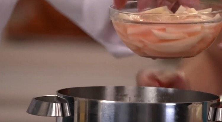 Punem cartofi în bulion.