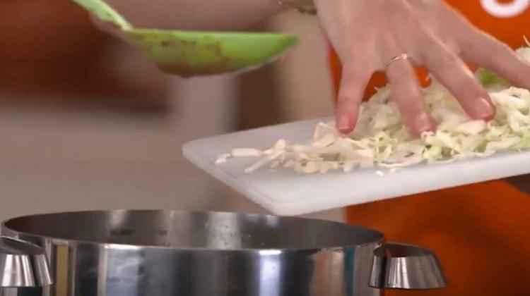 Adăugați varză la viitorul bors.