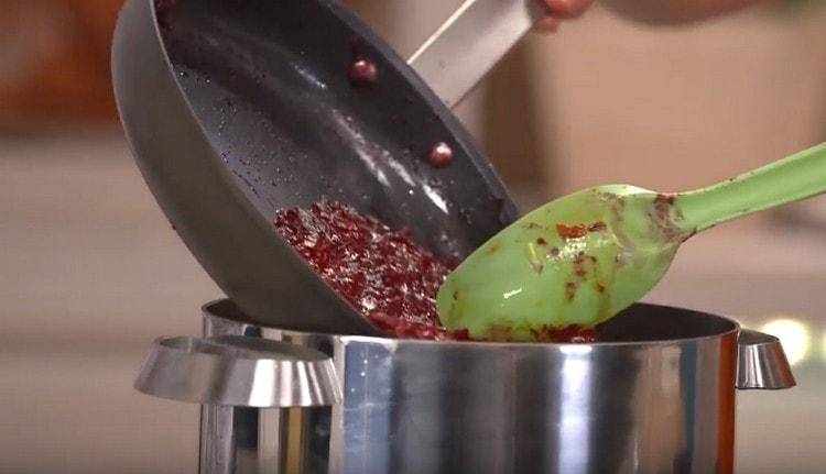 Apoi adăugați prăjirea și sfecla.