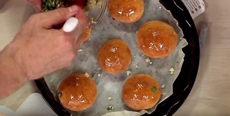 Ungeți gogoși gata pregătiți cu ulei de usturoi.