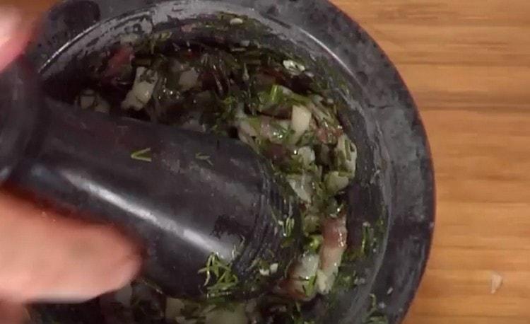 Grasimea impreuna cu usturoiul se macina putin mai mult, se adauga verdeturile si se obtine un pateu picant.