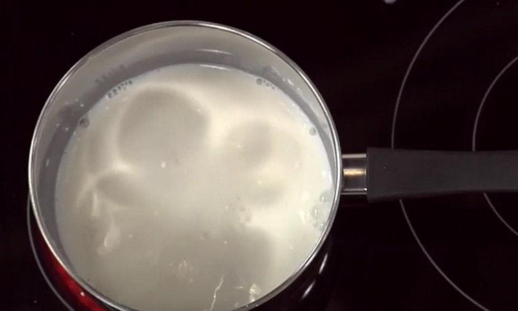 Încălzim puțin laptele.