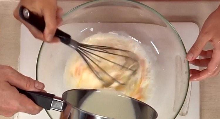 Bateți ouăle și introduceți laptele în ele.