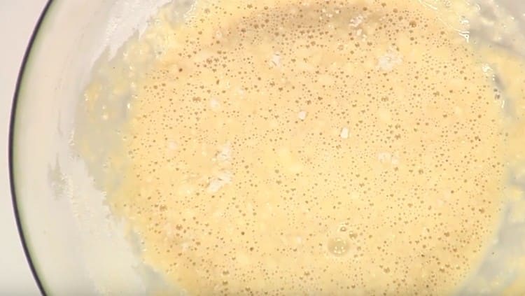 Lasă aluatul să crească.