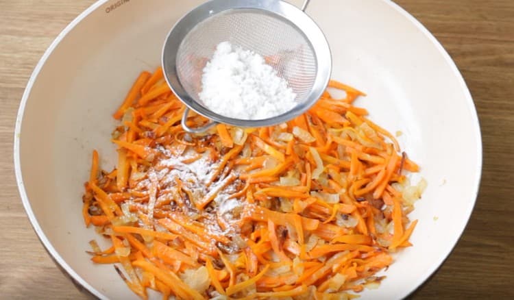 Пресейте малко брашно в пърженето, разбъркайте.