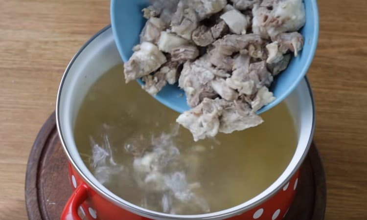 Отделете месото от семената, нарязайте на парчета, ако е необходимо и върнете в бульона.