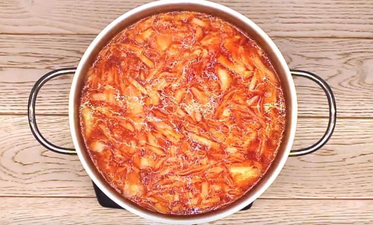 Apoi, adăugați sfecla fiartă la borș.