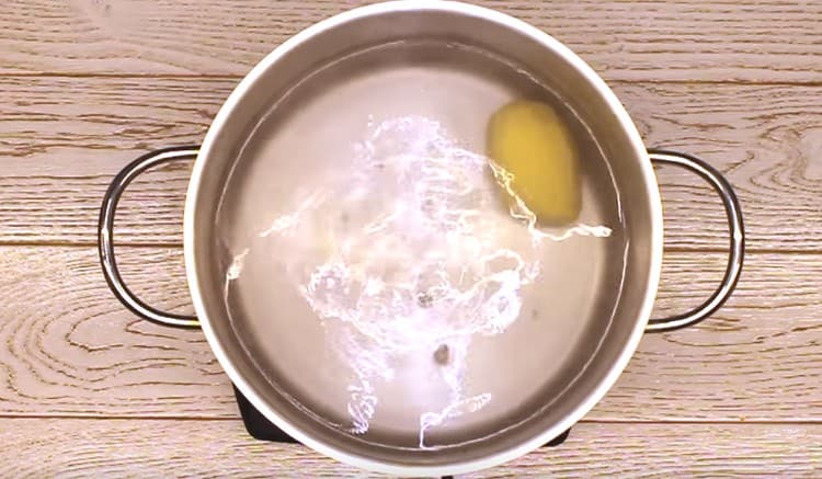 Turnăm apă în tigaie, introducem un cartof întreg în el și îl punem pe foc.