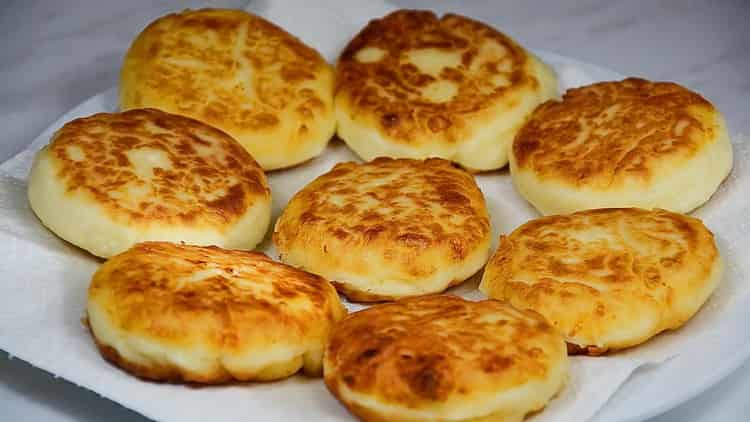 Ja estan a punt els deliciosos pastissos cuinats en una paella