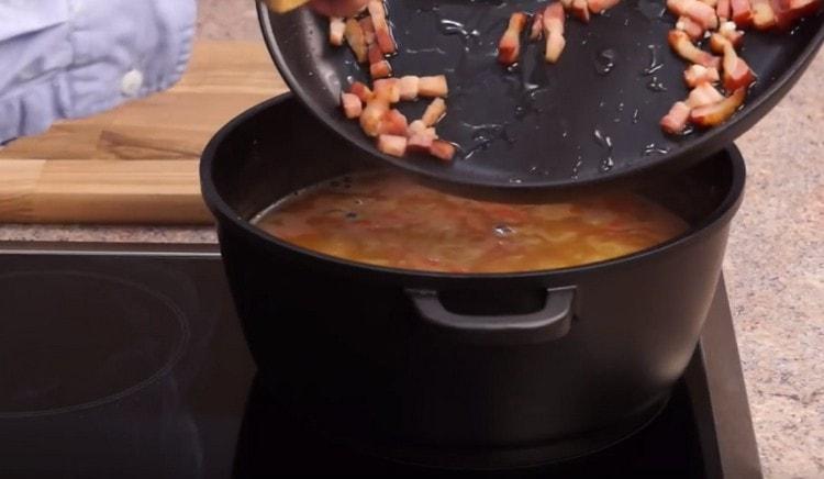 אנו מוסיפים גם פלפל, מלח, עלה דפנה ובשרים מעושנים.