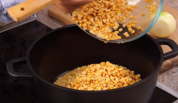 מעבירים את האפונה השטופה לתבנית וממלאים אותה במים.