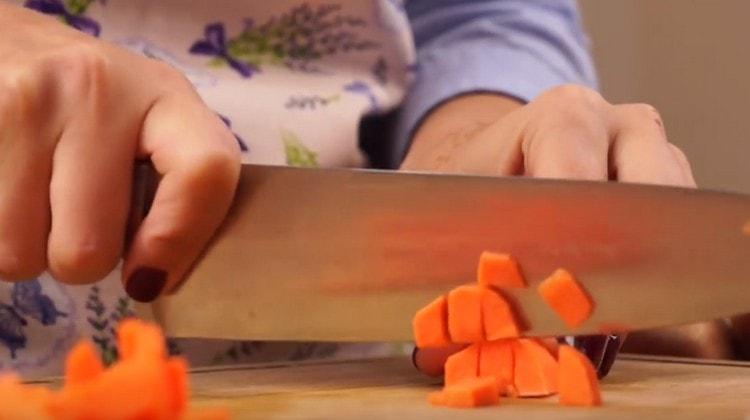 חותכים תפוחי אדמה וגזר לקוביה.