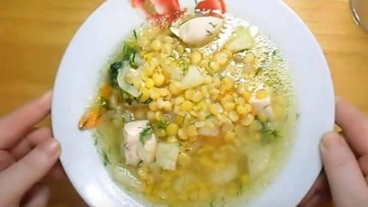 După cum vedeți, supa de mazăre cu pui se poate găti repede.