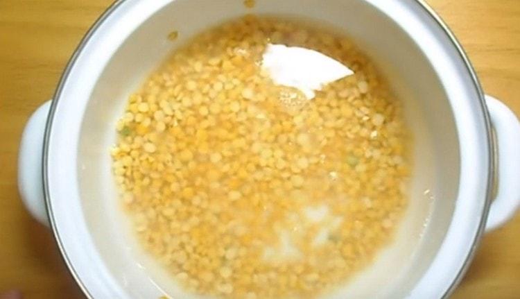 Turnați mazărea cu apă. ca să se umfle.