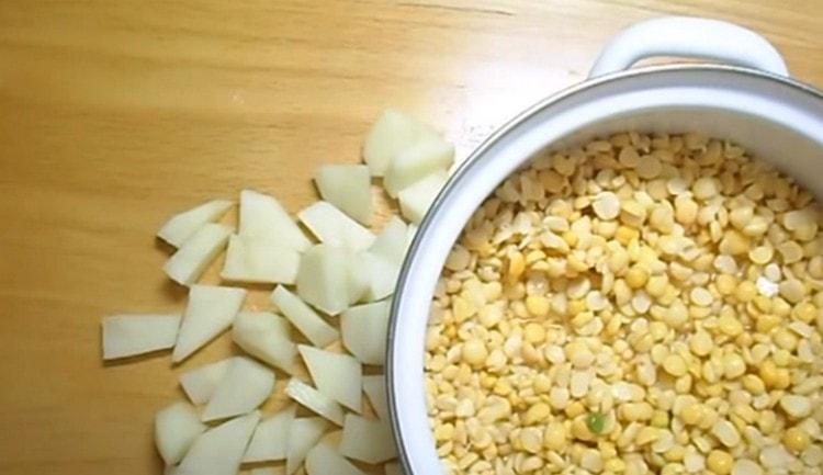 Scurgeți apa de mazăre.