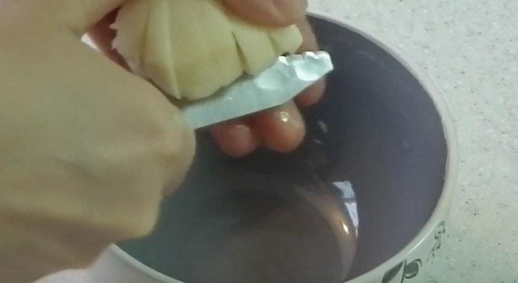 קלף וחתוך את תפוחי האדמה לחתיכות.