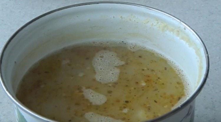 מוסיפים טיגון למרק, מלח לפי הטעם.