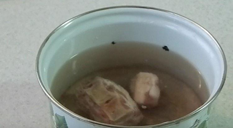 שופכים את הבשר במים ומכניסים לבישול.