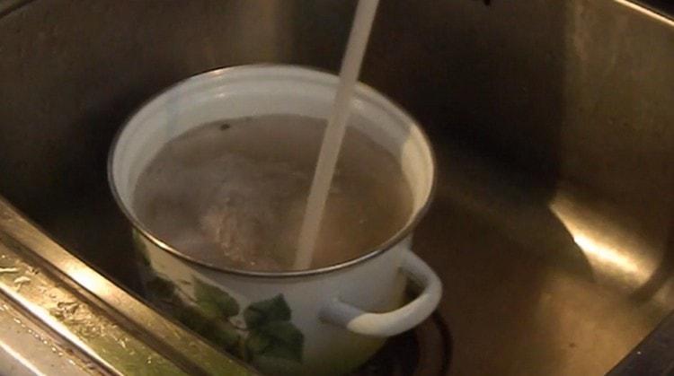 אנו מנקזים את המרק הראשון, את התבנית ואת הבשר שלי.