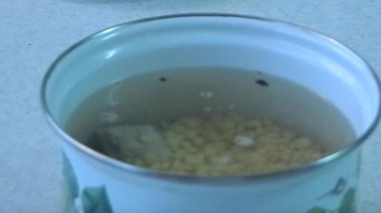 שופכים את הבשר במים חדשים, מוסיפים את האפונה ומניחים את המרק לבישול.