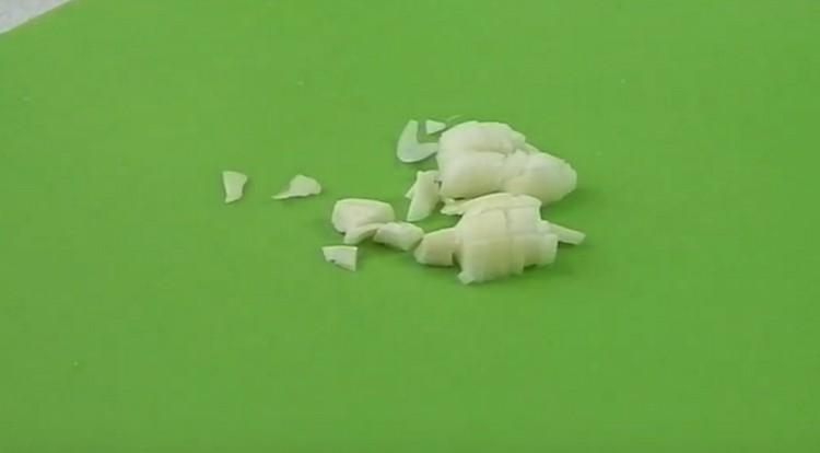 טוחנים את הבצל.