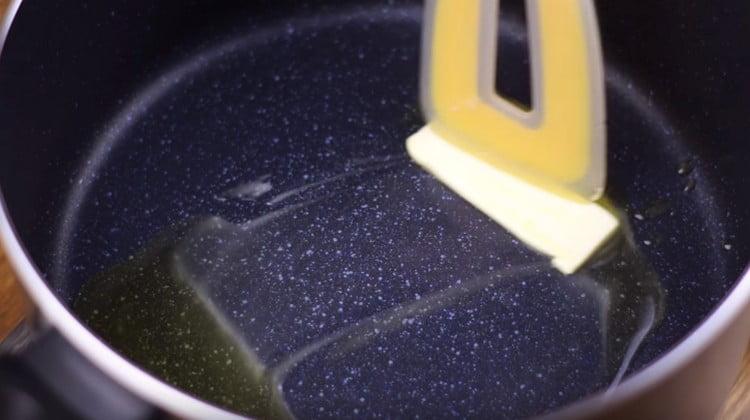 Изсипете зеленчука в степана и добавете маслото.