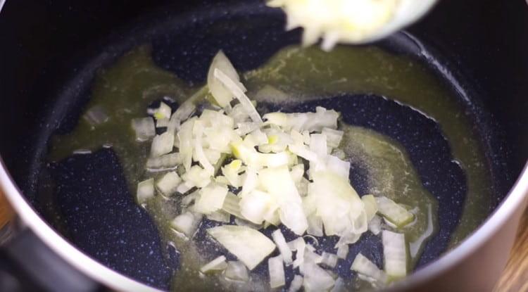 сложете лука и го запържете до прозрачност.