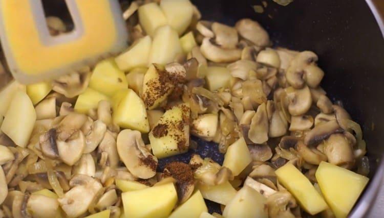 Сол, черен пипер ястието, добавете индийското орехче.