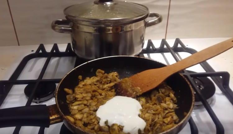 Afegiu la crema agra a la torrefacció.