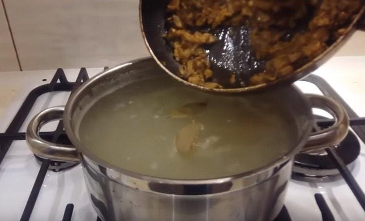 Poseu el sofregit a la sopa.