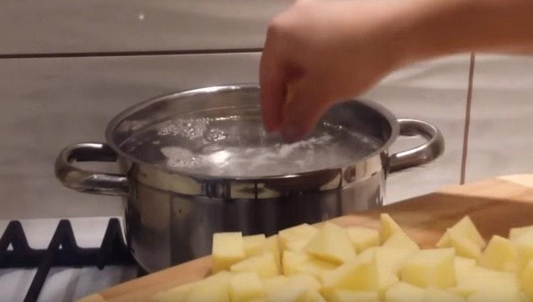 Posem una olla d’aigua al foc, i quan bulli, posem les patates allà.