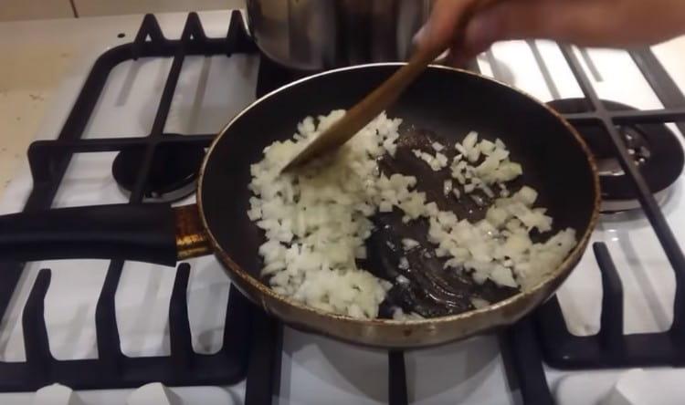 Fregim la ceba en oli.