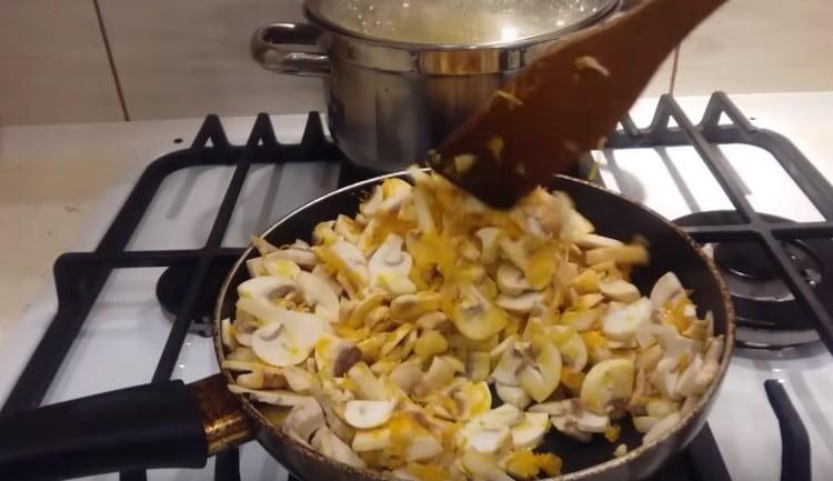 Afegiu els bolets al rostit.