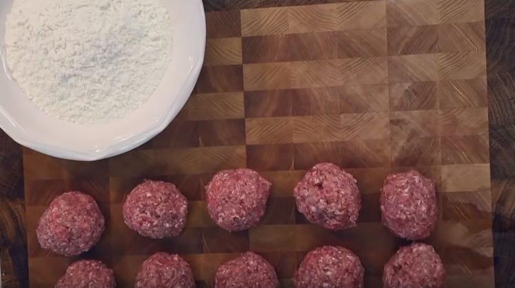 Vytváříme malé kuličky mletého masa.