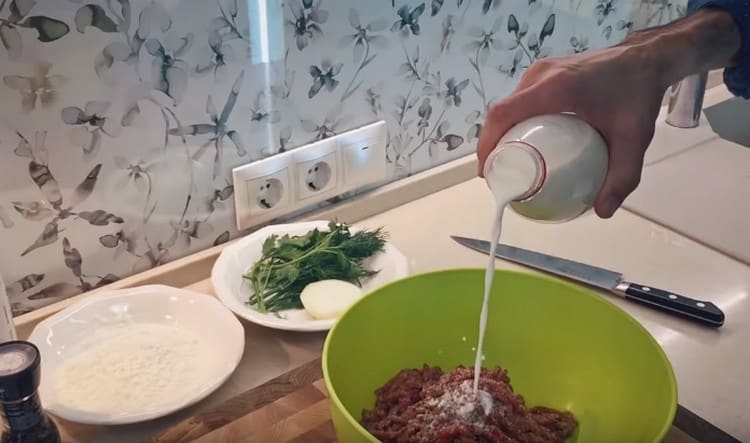 Do mletého masa přidejte sůl, pepř a mléko.