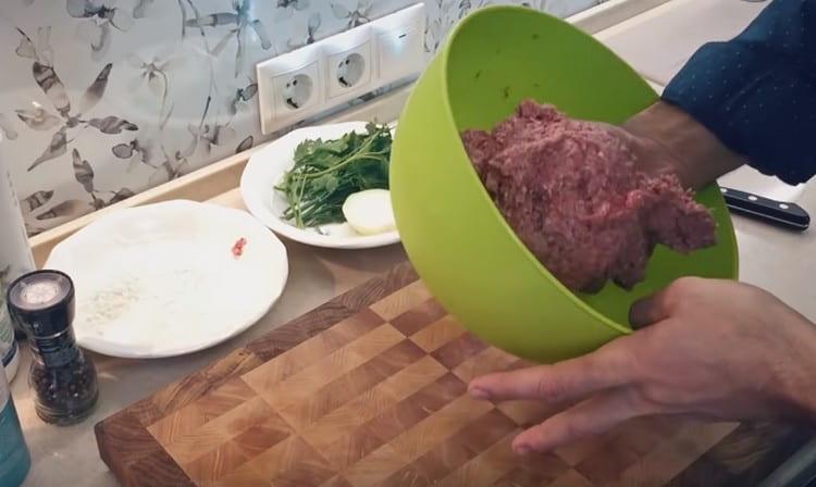 Důkladně promíchejte a porazte mleté maso.