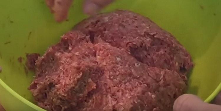 Připravené mleté maso vložte alespoň do 15 minut do chladničky.