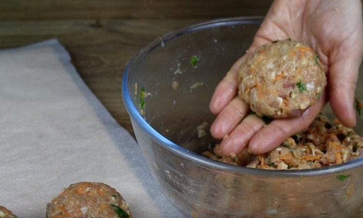 Formăm tăieturi rotunde.