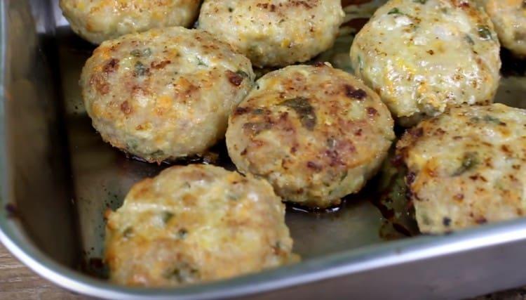 Transferăm produsele pe o foaie de copt și o trimitem la cuptor.