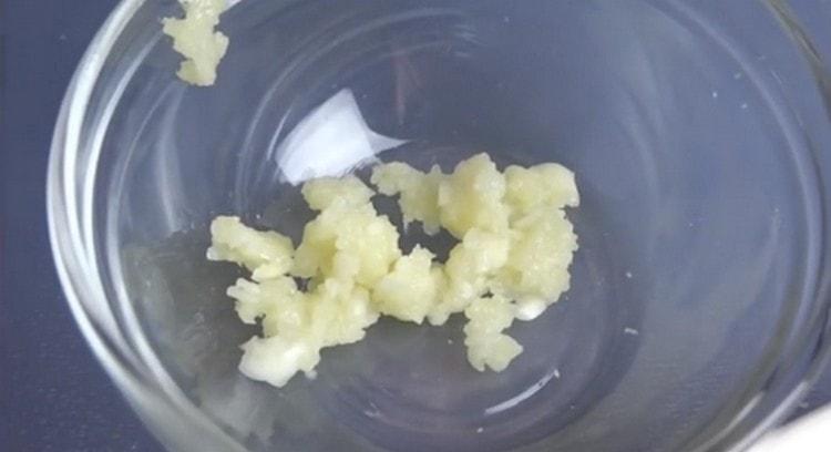 Se macină usturoiul în orice mod convenabil.