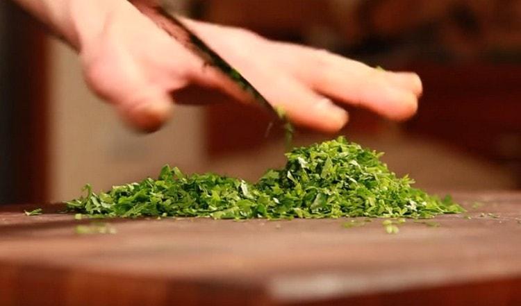 Tăiați bine verdeața.