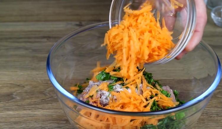 Pune carnea tocată și toate ingredientele preparate într-un bol, adaugă oul.