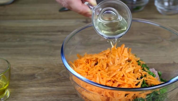 Pentru aromă adăugați vin alb, precum și ulei de măsline.