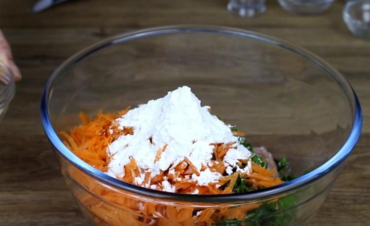 Se adaugă amidon în carnea tocată.