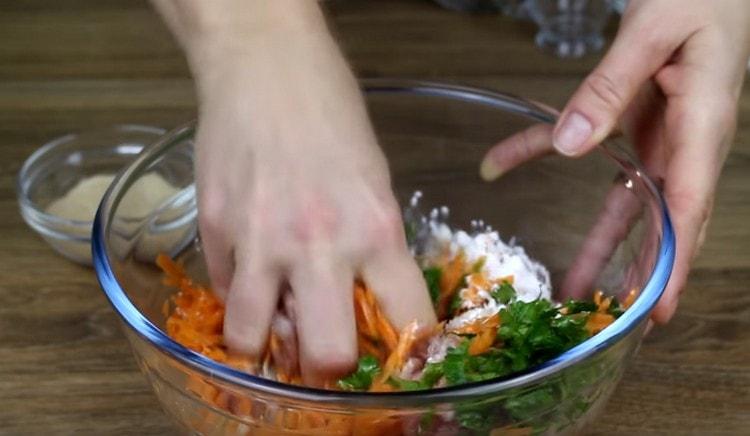 Se frământă bine carnea tocată.