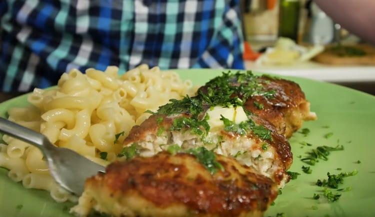 Такива сочни и меки пуешки котлети перфектно допълват всяко гарнитура.