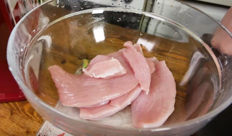 Нарежете на филийки филе от пуйка.