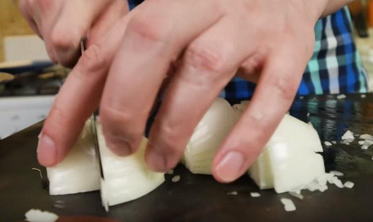 Нарежете лука на 4 парчета.