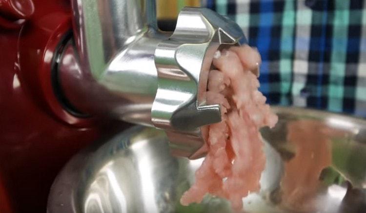 Пропуснете месото, лука, хляба през месомелачка.